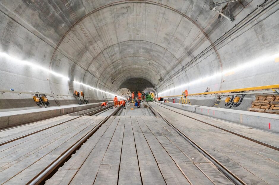 Baum an der Bahninfrastruktur. Konkret am Spurwechseltor am Gotthardtunnel.