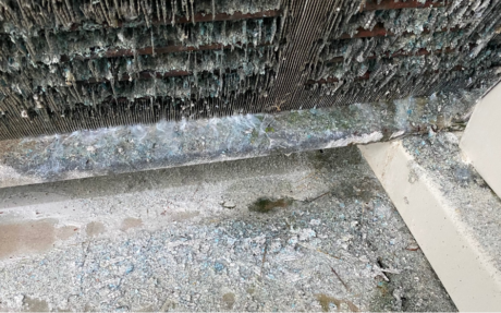 Durch Schadgase angefressene Aluminiumlamellen