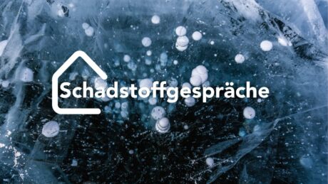 gefrorenes Wasser mit eingeschlossenen Wasserblasen darauf Schriftzug Schadstoffgespräche